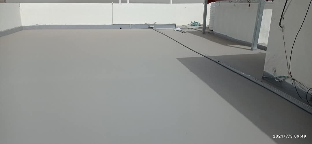 فني شركة كشف تسربات المياه الصفا بجدة يعمل على جهاز حديث